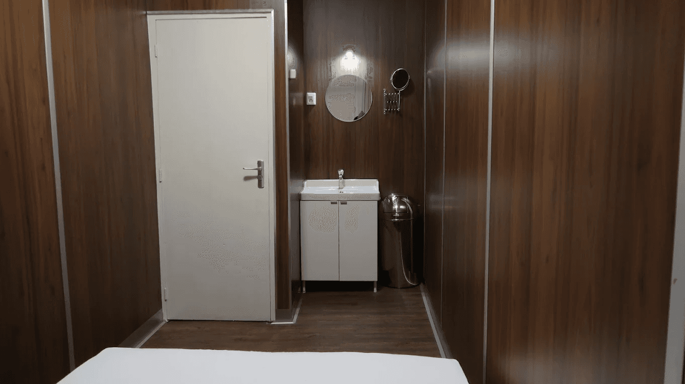 Washbasin with a round mirror next to the room door